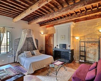 Montaren Et Saint Mediers: List Lavender Studio In Farmhouse Of Xviiième With Made Safe Heated Swimming Pool And Spa Close To Uzes - Montaren-et-Saint-Médiers - Habitación