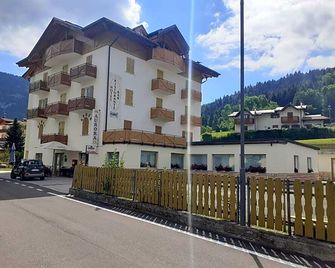 Hotel Aurora - Cavedago - Gebäude