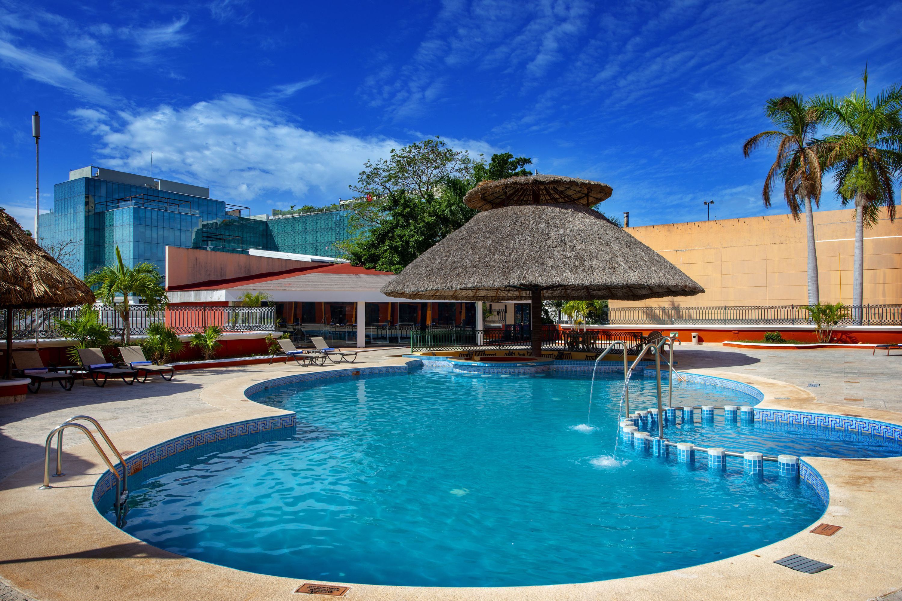 Holiday Inn Merida By IHG - מרידה - בריכה