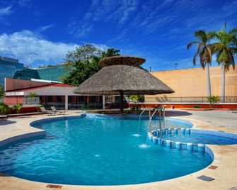 Holiday Inn Merida By IHG - מרידה - בריכה