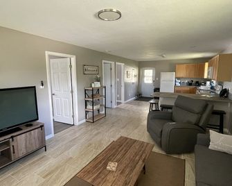 Perfect slice of peace and quiet bybr - Lake Placid - Living room