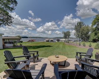 Premium Pewaukee Lakefront Home - Pewaukee - Patio