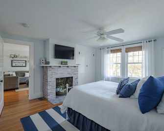 Picturesque Pond Front Property - The Beach Glass Cottage - Hyannis - Habitación