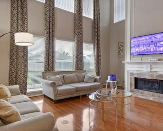 Spacious Retreat for Crews, Corporates & Families - Cypress - Living room