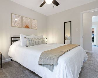 Walk to Lambeau + Private Backyard + Mini Golf! - Green Bay - Bedroom