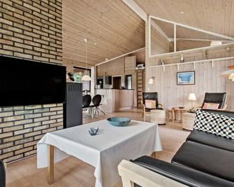 3 Bedroom Beautiful Home in Loegstoer - Løgstør - Sala de estar