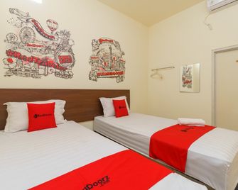 RedDoorz Plus @ Tanjung Duren - Yakarta - Habitación