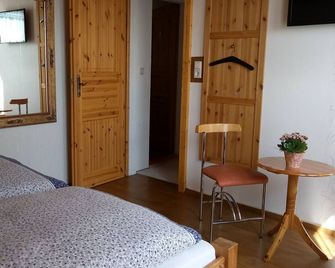 'Small but nice' apartment with balcony room - near Waldbühne for 2 - 4 people - Schwarzenberg/Erzgeb. - Slaapkamer