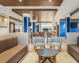 Holiday Inn Express & Suites Ukiah By IHG - Ukiah - Sala de estar