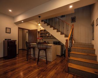 Friendship Lane - Sater - Escaleras