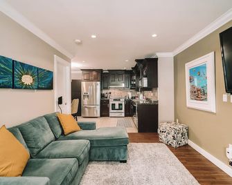 Vancouver - Beautiful and Bright 3bdrm Home - ונקובר - סלון