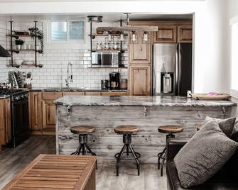Industrial Luxury apartment - Newly remodeled and Sparkling clean! - Springville - Küche