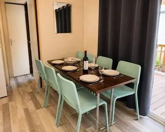 Campsite Uhaitza Le Saison - Mobil-Home O'hara 834 - 3 bedrooms 8 persons - Mauléon-Licharre - Dining room