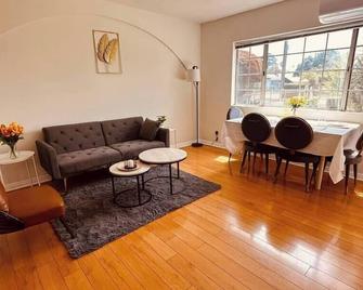 Casa Maple - 3BR - Big Yard with Grill - La Puente - Living room