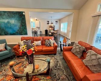 The Lighthouse- A Beautiful and Luxurious SmartHome. - Terre Haute - Living room