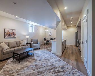 Heart of Downtown Casper Steps From Dining, Night Life & David Street Station - Каспер - Вітальня