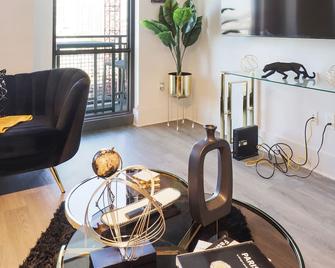 The Golden Cityscape Retreat - Atlanta - Living room