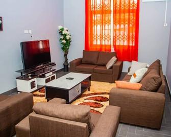 Accra cosy homes : Beaches and West Hills Mall within reach - Accra - Living room