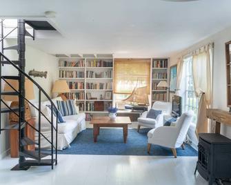 Sag Harbor Charmer - 2 Bedroom Cottage; Walk to Town - Sag Harbor - Living room