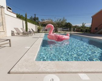 Amazing 5-BR villa with pool only 2 km from the beach - Valica - Piscina