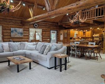Rustic Roots Cabin 3bd/3ba Cozy/Shipshewana/ND - Middlebury - Living room