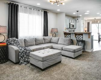 Newly Renovated Mid-Modern Townhome Central Twin Falls - Twin Falls - Sala de estar
