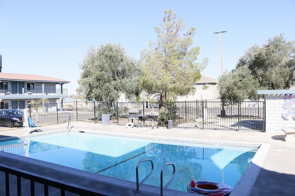 Beyond Stay Hotel - Victorville - Piscina