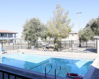 Beyond Stay Hotel - Victorville - Pool