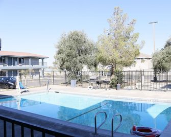 Beyond Stay Hotel - Victorville - Piscina