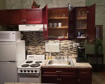 Historic Queen 1800's Studio Across From Washington Park! - Albany - Kitchen