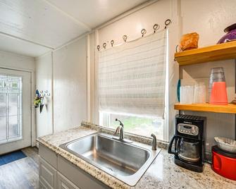 Cozy Canyon Lake Cottage Rental w/ Private Hot Tub - Canyon Lake - Kitchen