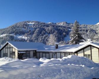 Mountain Lodge Backpackercamp - Lenk - Gebäude