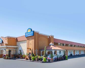Days Inn & Suites by Wyndham Terre Haute - Terre Haute - Building