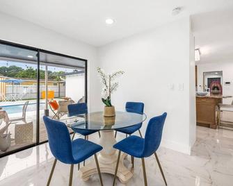 3BR Home with Pool 10 Mins from Hard Rock Stadium - Miramar - Dining room