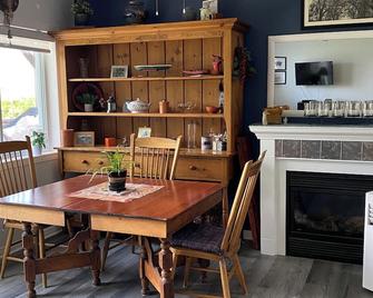 Pet friendly Cottage on World Heritage Rideau River - Kemptville - Dining room