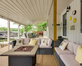 Lakefront Sunrise Beach Home with Private Dock! - Sunrise Beach - Living room