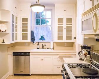 Mayberry Mansion of Route 66, Claremore - Claremore - Kitchen
