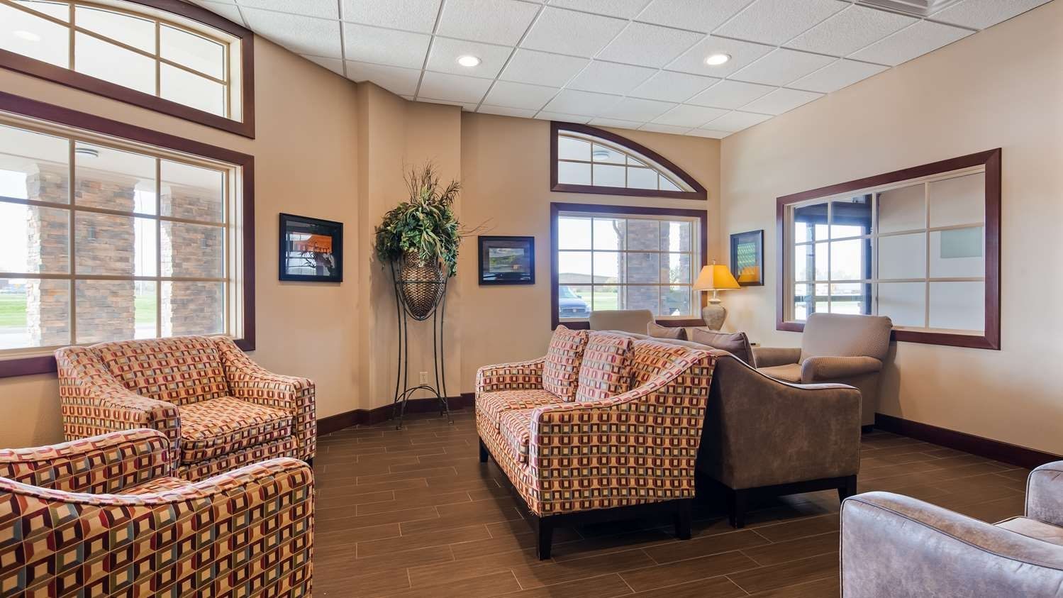 Crossroads Hotel & Event Center - Fort Dodge - Lobby