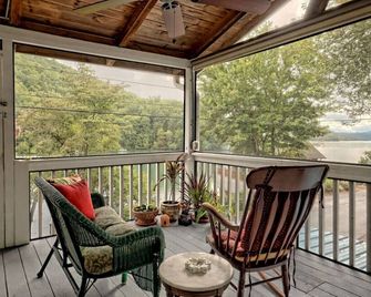 Hannahs Perch on Lake Burton with Private Top Patio and Bottom Dock - Clayton - Balcony