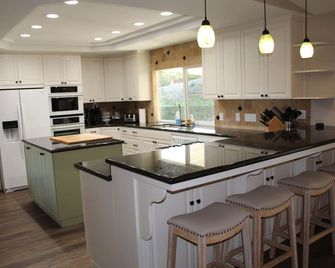 Relaxing Mountain View Retreat with Pool & Spa! - Bonita - Kitchen