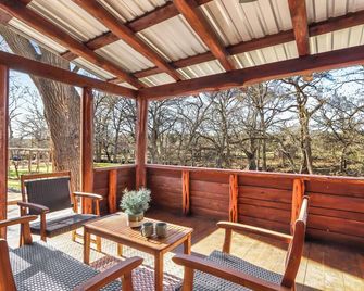 Dew Drop Inn I Creek access, downtown - Wimberley - Balcony