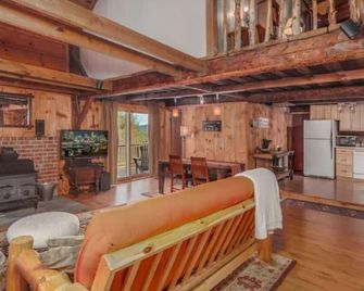 Adirondack Base Camp by Loon Lake and Gore Mt.! - Chestertown - Huiskamer