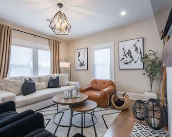 Blue Haven ATL Modern 4 Bedroom Retreat with Deck 10 Minutes to Downtown - Atlanta - Living room