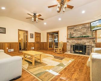 Mark's Retreat | 4br, 3ba, Hot Tub, Fireplace, Fenced Yard! - Farmington - Sala de estar