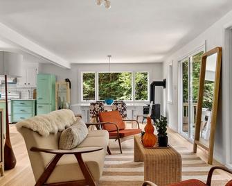 Hip Renovated Mid Century 4 Bedroom on Long Bow Lake - Becket - Sala de estar