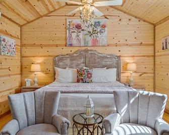 Fancy Cabin Right on Main St! - Fredericksburg - Habitación