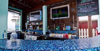 Sandbar Beachfront Hostel & Restaurant - San Pedro Town