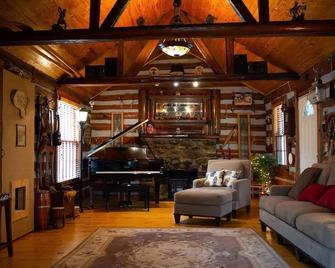 The Historic Charter House - Hendersonville - Living room