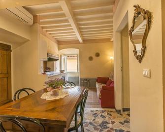 I Bei Ricordi - Historic Centre Apartment 6 - Arezzo - Comedor