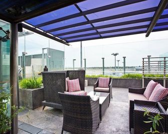 Ambassador Transit Lounge Terminal 2 - Singapore - מרפסת